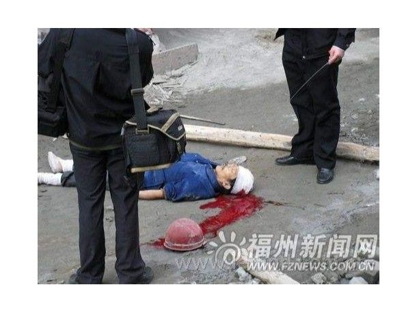 不戴安全帽，工頭當(dāng)場被砸死！