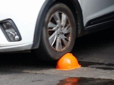 華信安全帽車壓錘砸體驗